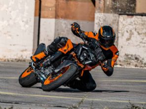 KTM 990 Duke: uma poderosa naked de 123 cavalos