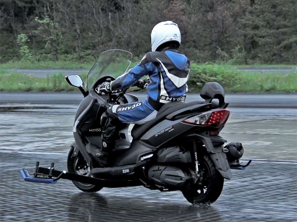 Freios ABS so obrigatrios em motos com mais de 125 cc desde 2019 na Europa. No Brasil, item  de srie em motos com 300 cc ou mais