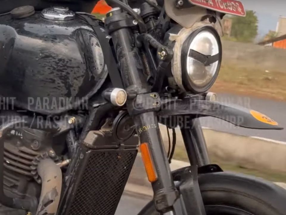 Triumph-Bajaj vista rodando na ndia