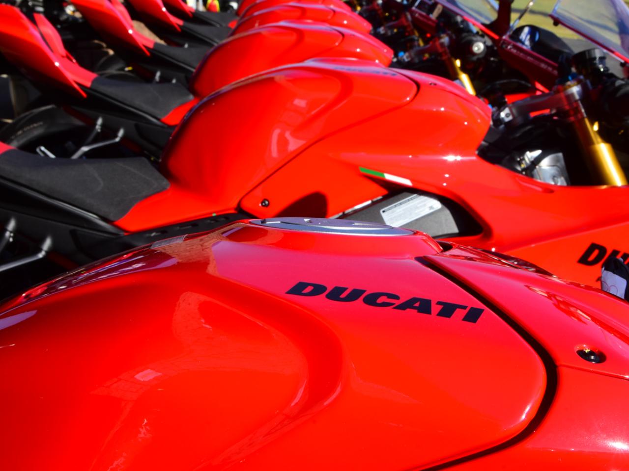 DucatiPanigale V4 S 2023 - lateral