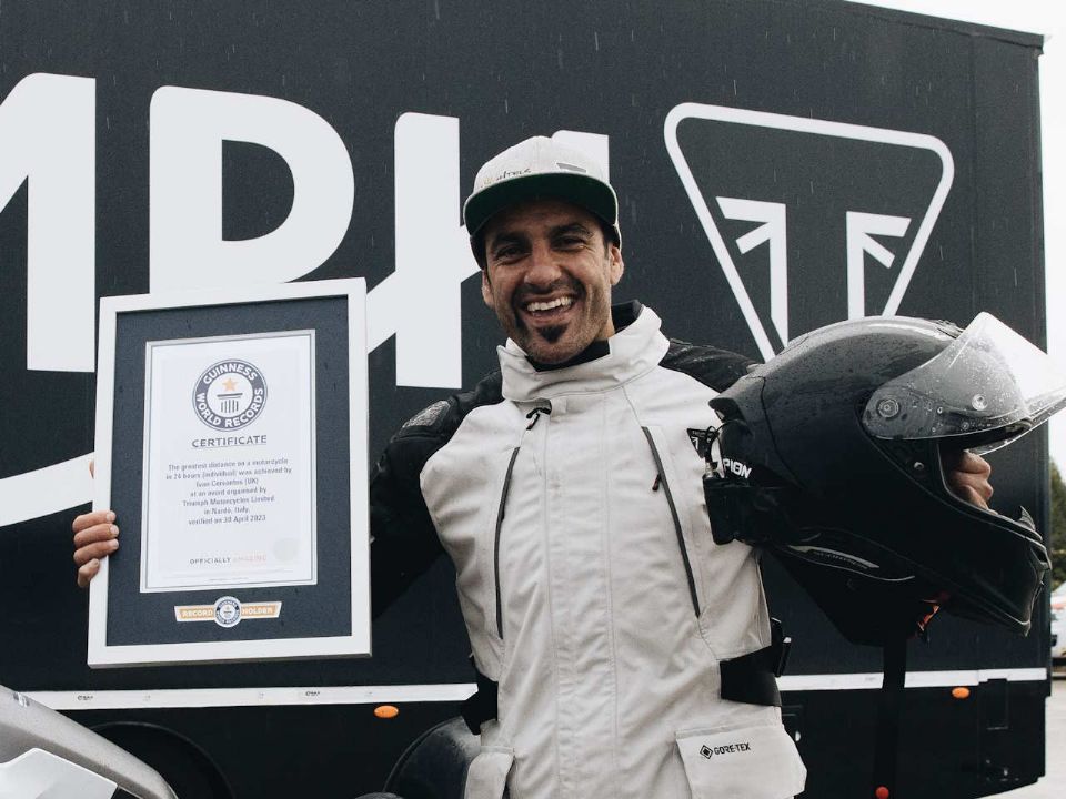 Ivn Cervantes conquista o Guinness World Record de maior distncia percorrida em uma motocicleta em 24 horas