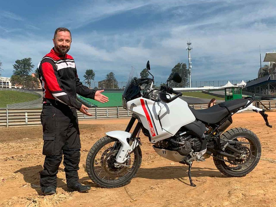 Marcelo Barros com a Ducati DesertX