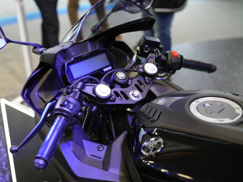 Yamaha lança pequena esportiva R15 por R$ 18.990 - moto.com.br
