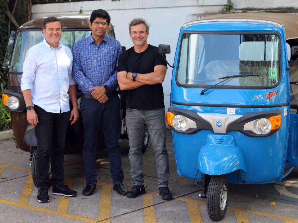 Raul Fernandes Jr, da 2W Motors, Rajendra Kakad, gerente de pós-venda da Piaggio, e Mauricio Fernandes, da 2W Motors