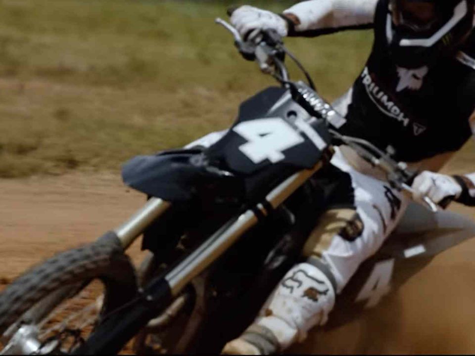 Em minisrie Triumph revela sua primeira motocross MX 250