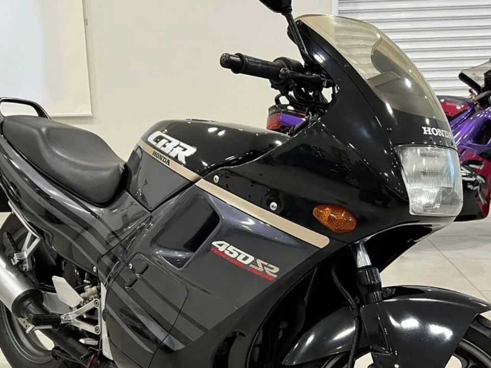 Honda CBR 450 SR 1990 - 3/4 frente