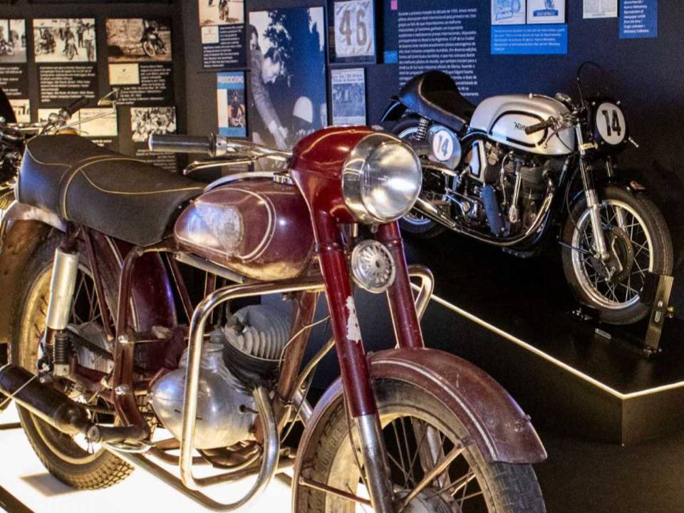 Exposio Duas Rodas e Uma Nao, no Farol Santander, em SP