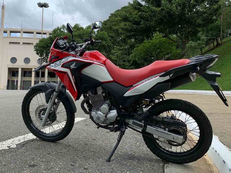 XRE 300 é uma moto com ajuste de pré-carga que fica em uma posição bem ruim de ajustar