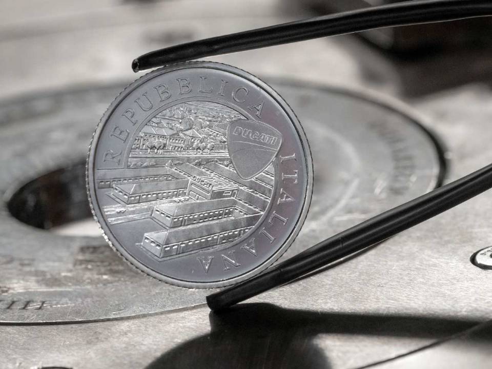 Ducati estampa moeda comemorativa na Itália