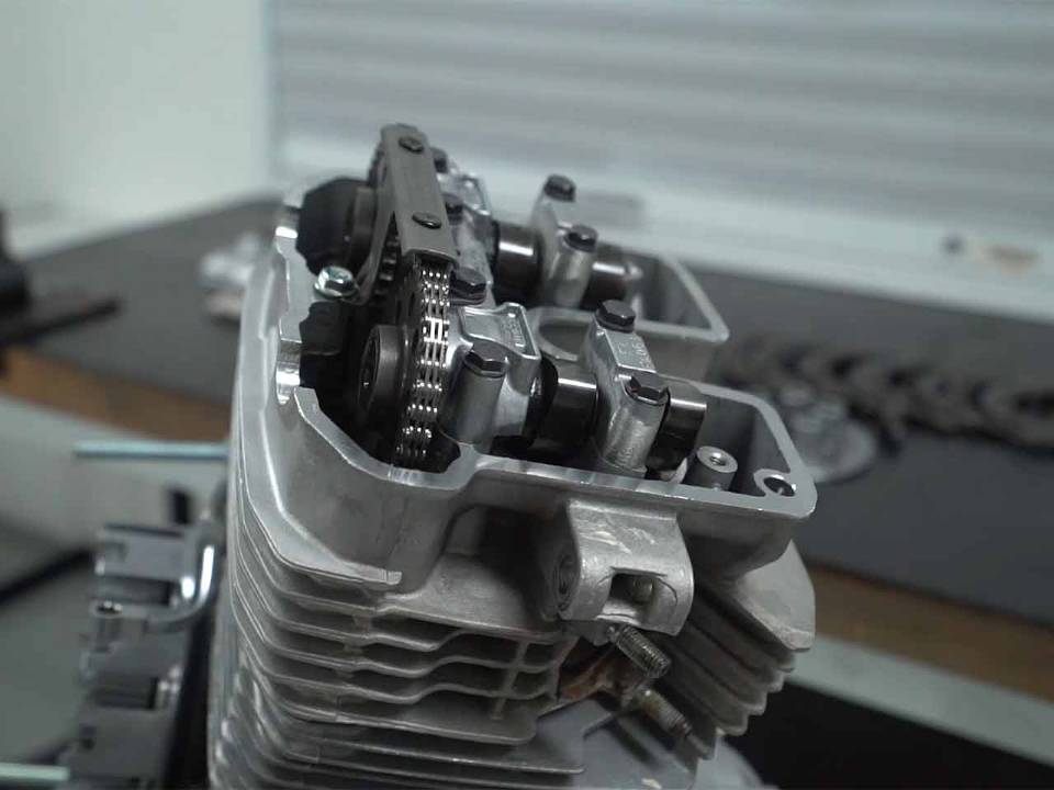 O extinto motor DOHC da Honda XRE 300 com seus dois eixos de comando de válvula no cabeçote