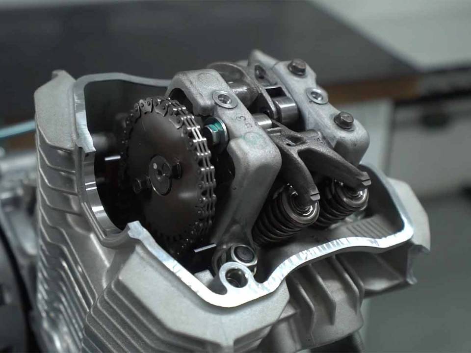 Cabeote OHC da Honda Sahara 300 com o comando nico no centro. Menos peas e mais eficiente que o antecessor DOHC