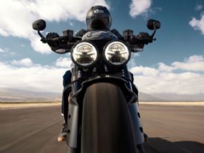 Triumph Rocket 3 Storm 2025: o monstro já está nas lojas do Brasil
