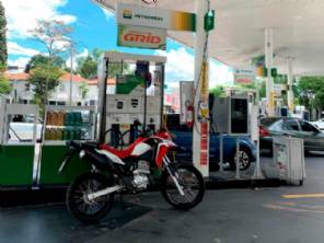 Etanol nas motos: a diferena entre o lcool que vai na gasolina e o que tem no posto