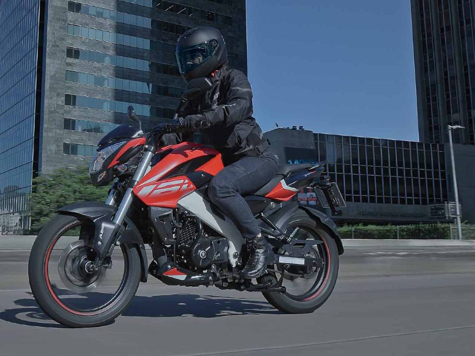 A Bajaj Dominar 160 desenvolve 17 cv de potência e com a tecnologia DTSi suas médias de consumo ficam na casa dos 45 km/litro