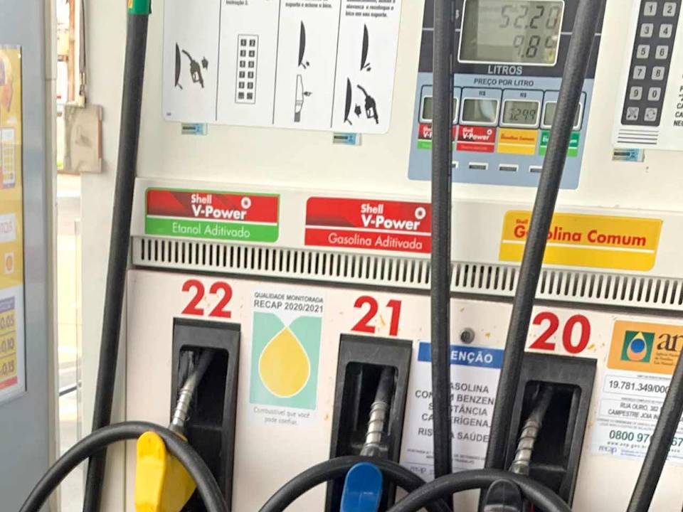 Em alguns postos é possível abastecer com etanol aditivado, com os mesmos benefícios da gasolina aditivada