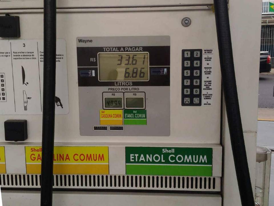 Um erro comum é pensar que o etanol misturado na gasolina é o mesmo disponível no posto