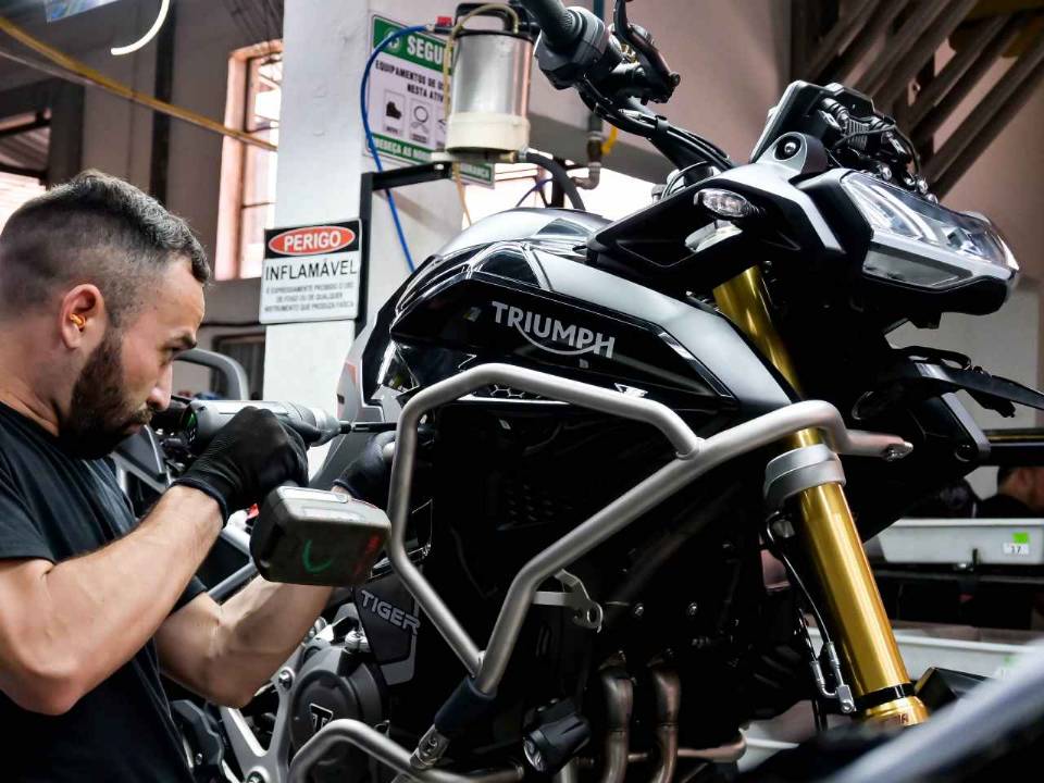 Linha de produção da Triumph em Manaus, Brasil