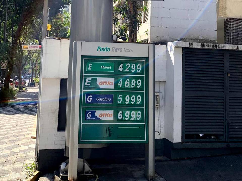 O etanol hidratado só pode ser usado em motores flex e comparando com a gasolina seu preço é menor, mas seu consumo é maior