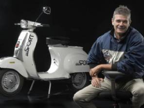 Ele (aos 65 anos) quebrou um recorde mundial a bordo de uma Vespa 1979