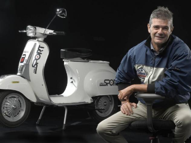 Ele (aos 65 anos) quebrou um recorde mundial a bordo de uma Vespa 1979