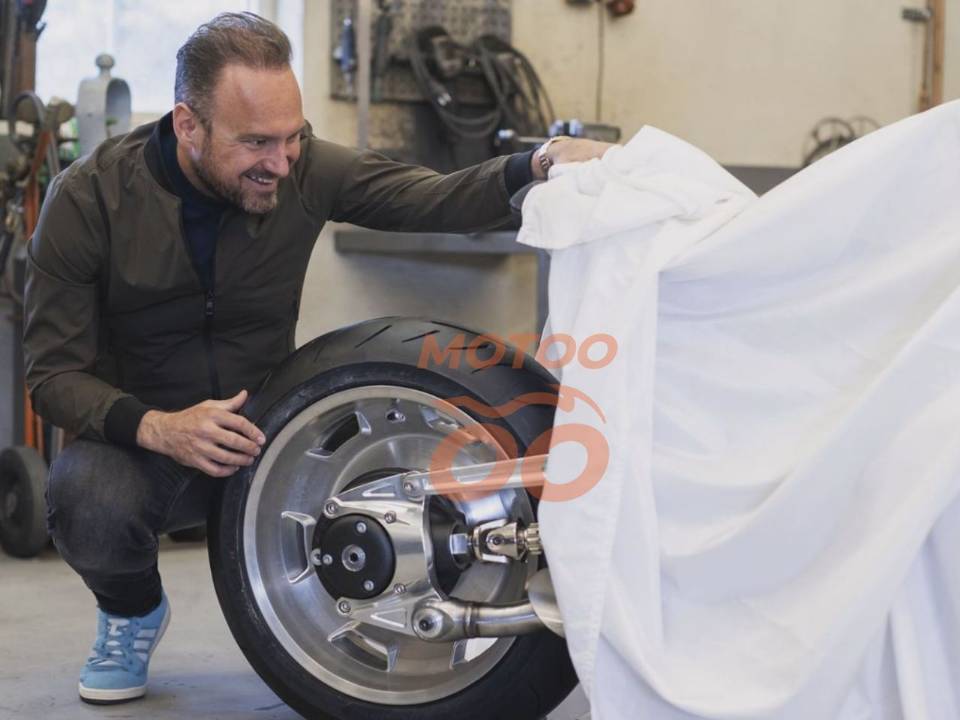 Markus Flasch, CEO da BMW Motorrad, mostra futura moto