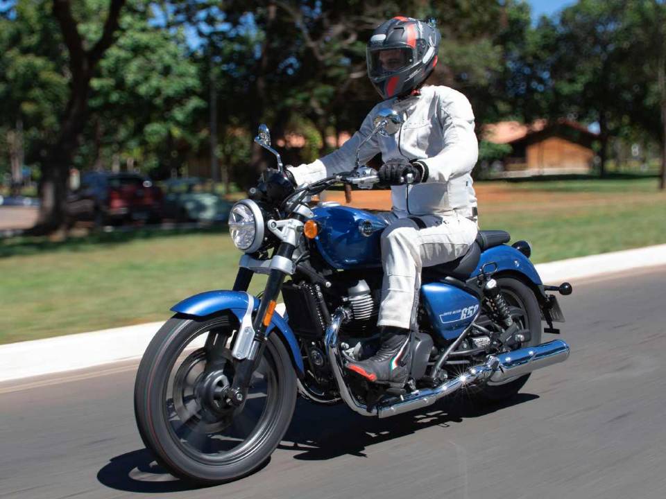 Rafael Miotto andando na Royal Enfield Super Meteor 650 2024