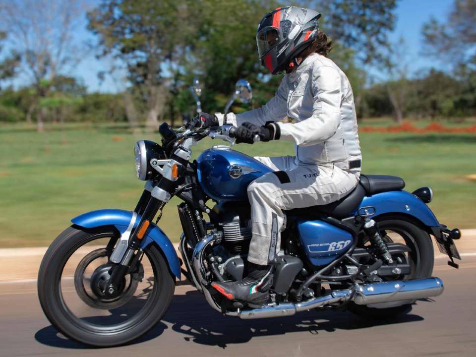 Rafael Miotto andando na Royal Enfield Super Meteor 650 2024