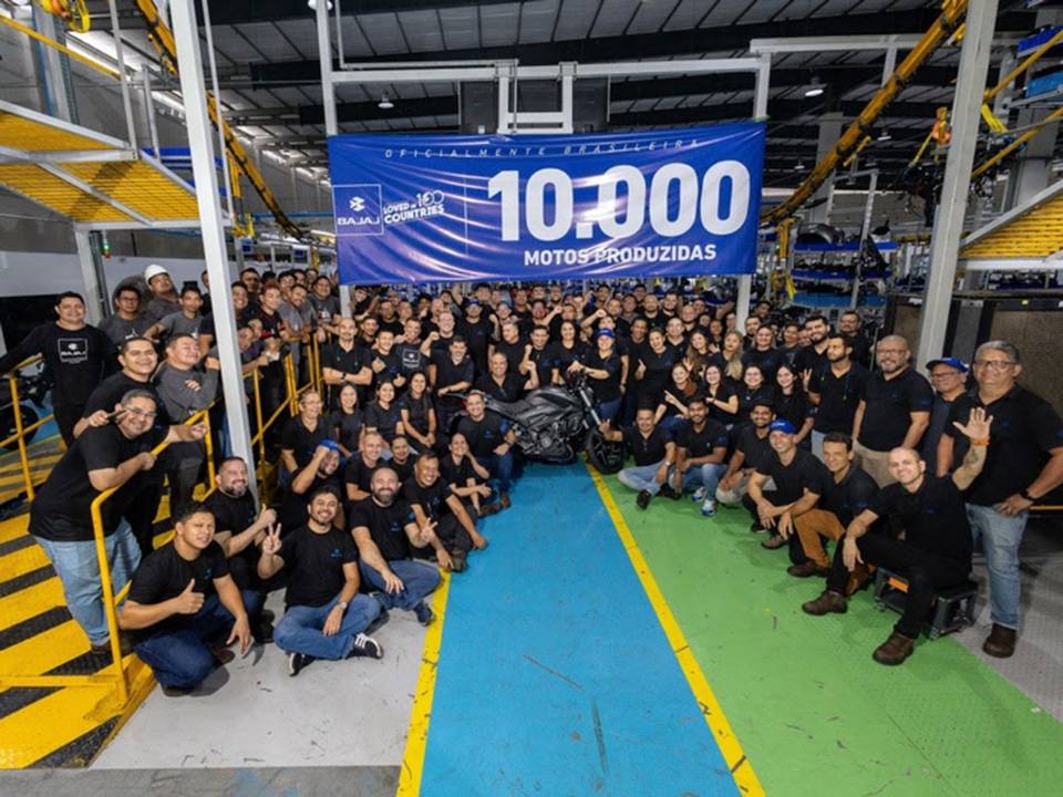 Funcionários da Bajaj comemoram a moto número 10 mil montada em Manaus Funcionários da Bajaj comemoram a moto número 10 mil montada em Manaus