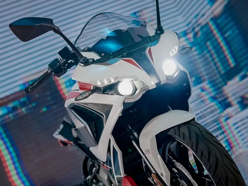 Bajaj Pulsar RS200 2025 - 3/4 frente
