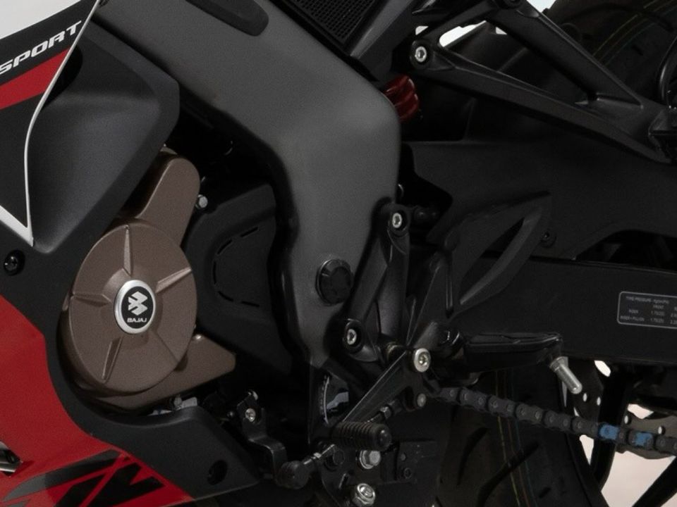 Bajaj Pulsar RS200 2025 - lateral