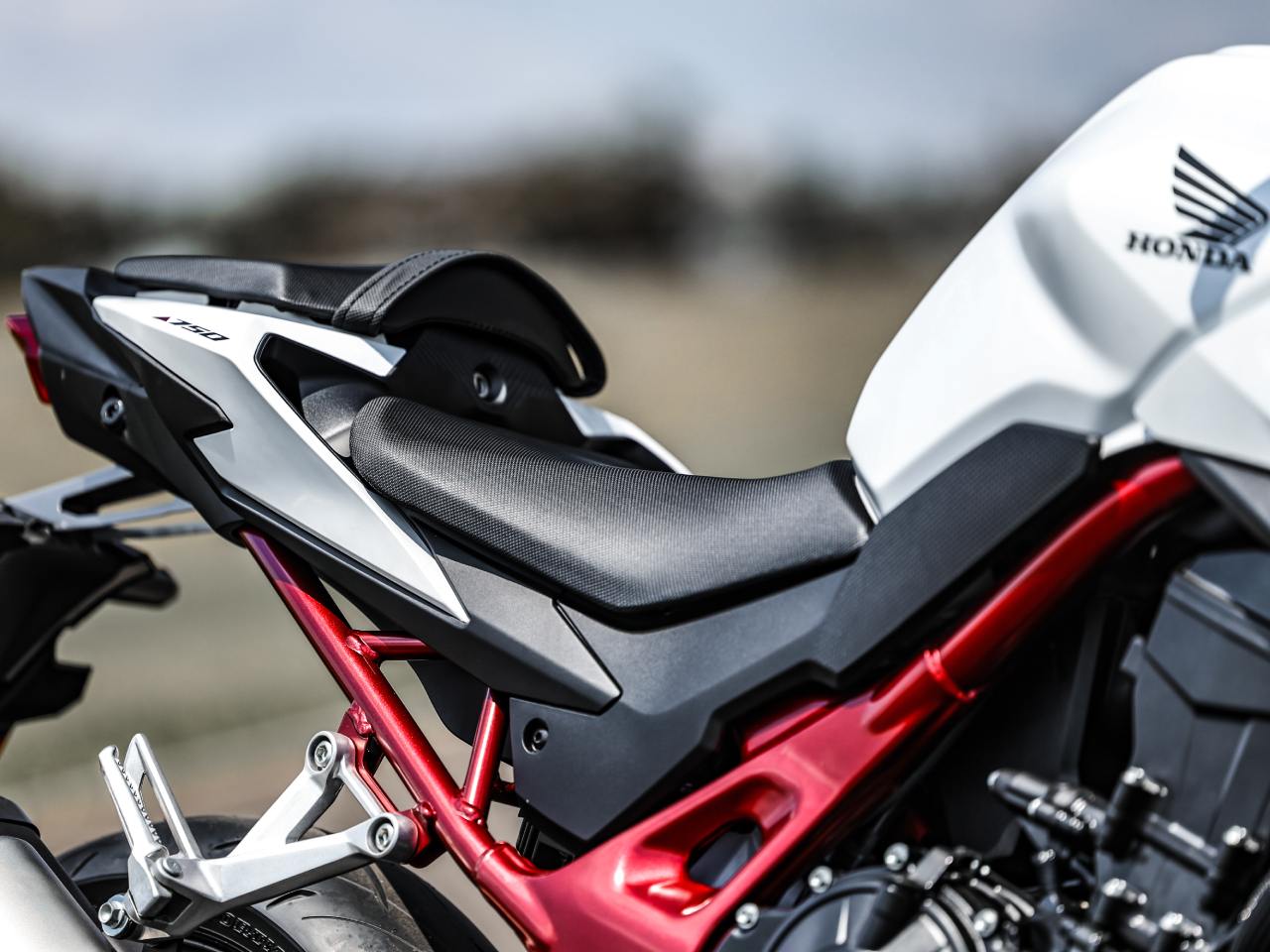Honda�Hornet 750 2026 - escapamentos