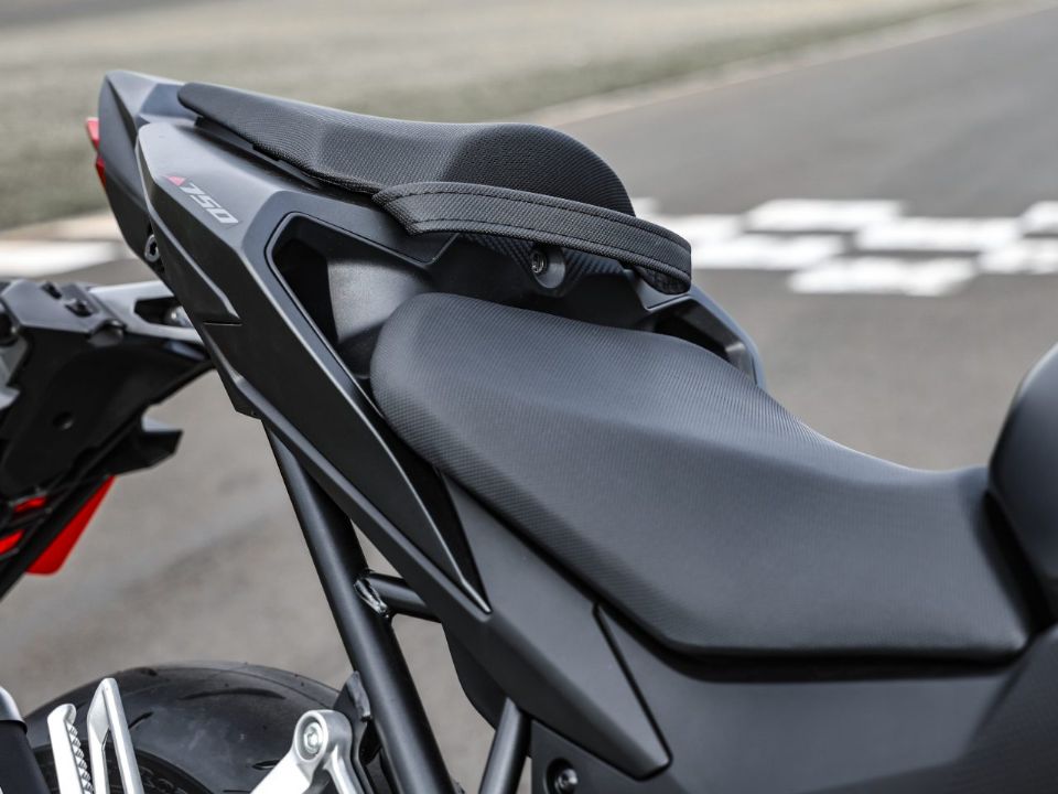 Honda�Hornet 750 2026 - escapamentos