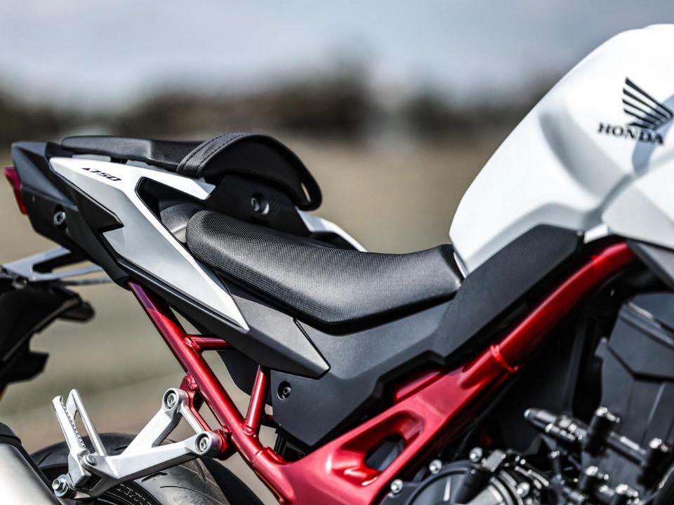Honda�Hornet 750 2026 - escapamentos