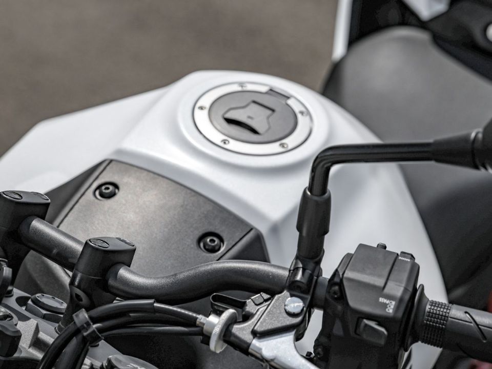 Honda�Hornet 750 2026 - escapamentos