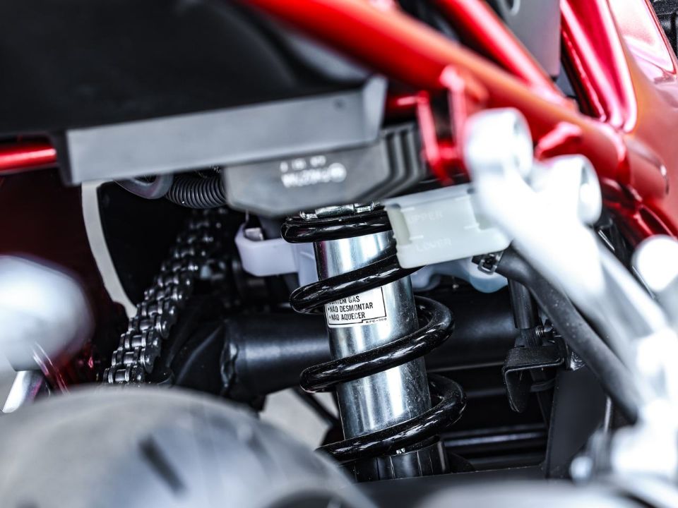 Honda�Hornet 750 2026 - escapamentos