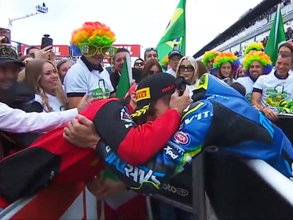 Diogo Moreira recebe um abraço de Marc Marquez