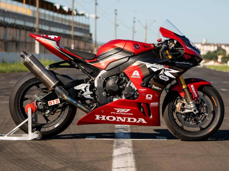 Honda CBR 1000RR-R Fireblade com grafismos da CG