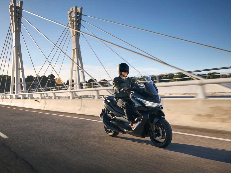 Voge�SR4 Max 2026 - 3/4 frente