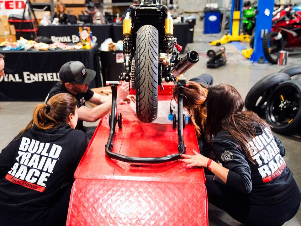 Pilotas brasileiras customizam moto da Royal Enfield para a edio 2025 do BTR