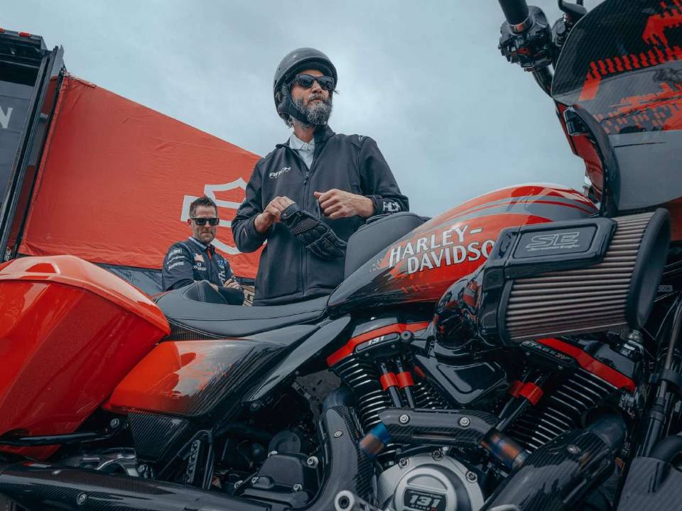 Keanu Reeves pilotando a Harley-Davidson CVO Road Glide RR 2025