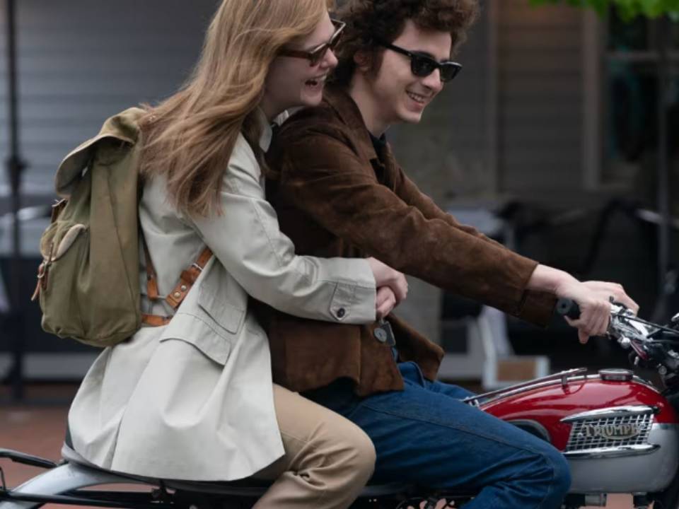 Timothe Chalamet com moto Triumph em Um Completo Estranho