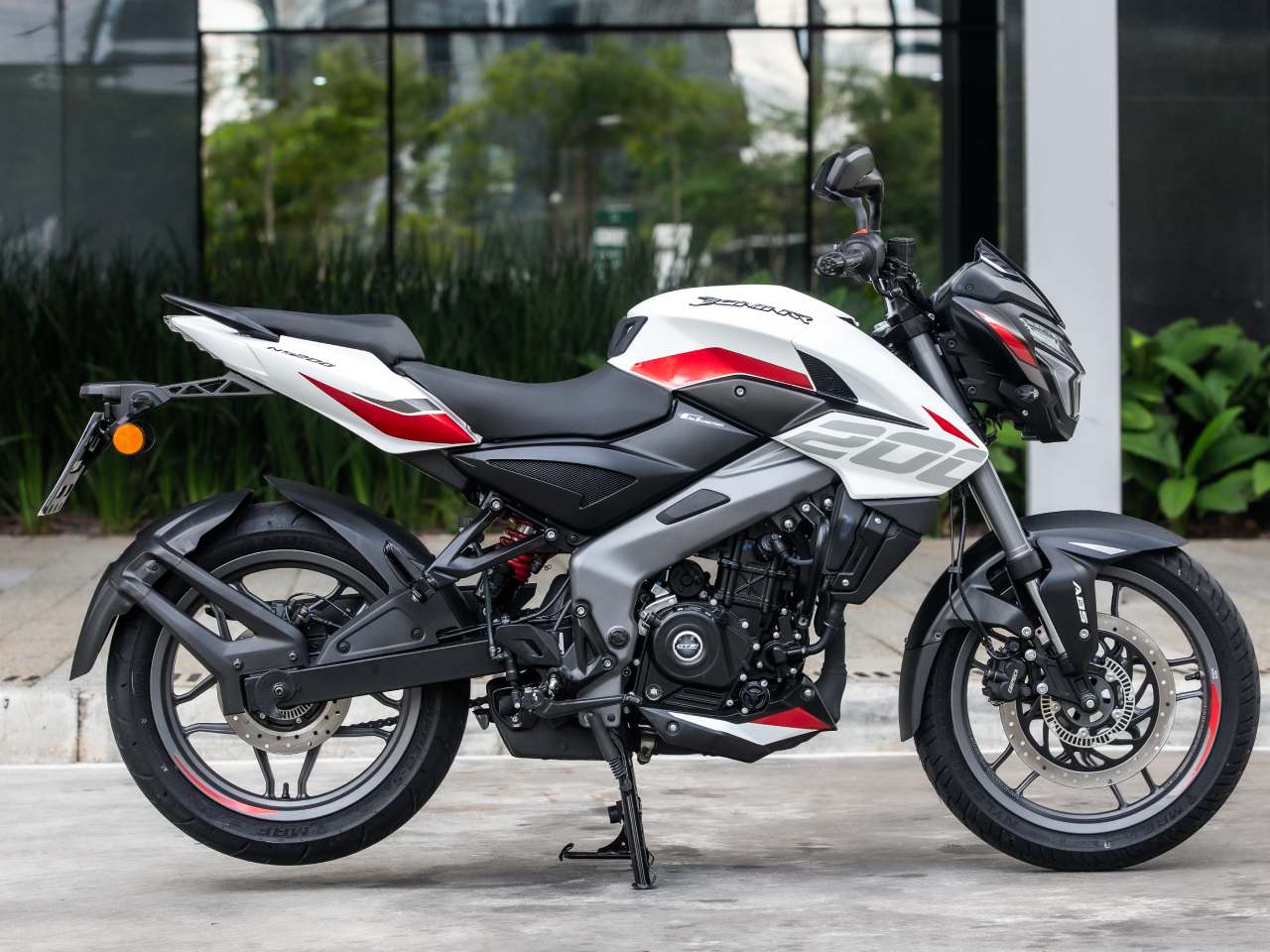 Bajaj Dominar 200 2026 - lateral