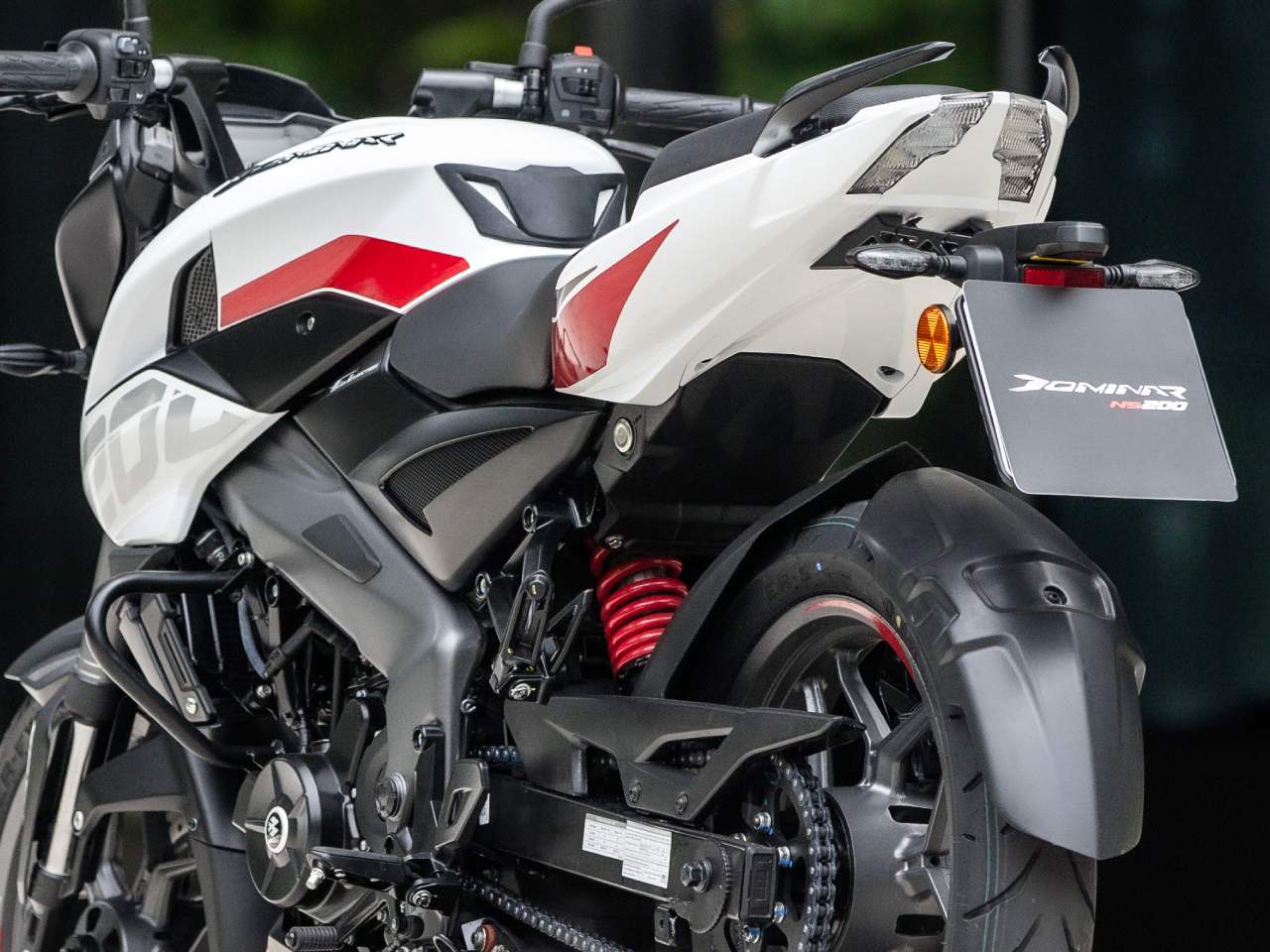 Bajaj Dominar 200 2026 - 3/4 traseira