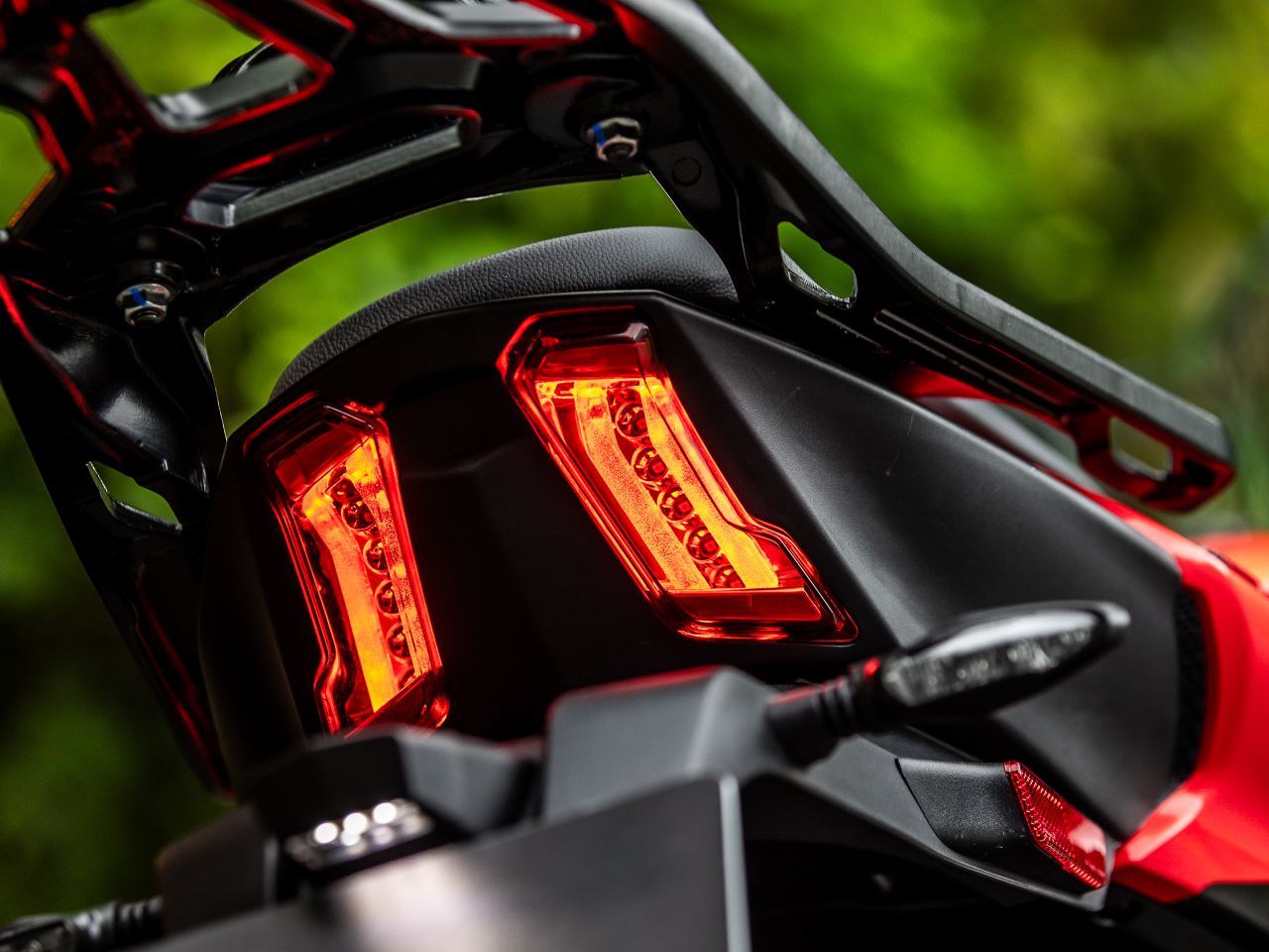 Bajaj Dominar 400 2025 - traseira