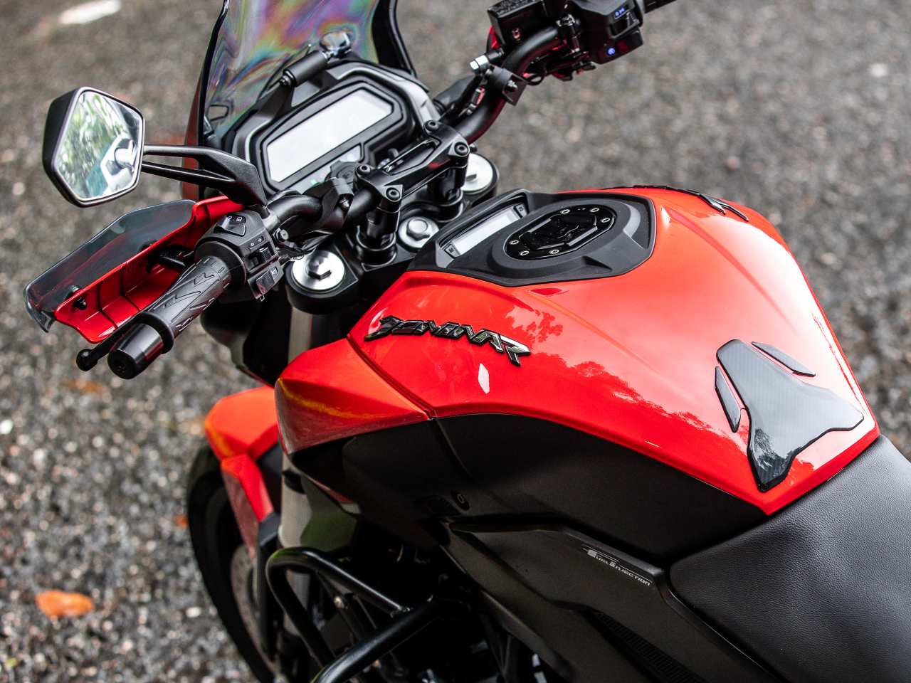 Bajaj Dominar 400 2025 - lateral