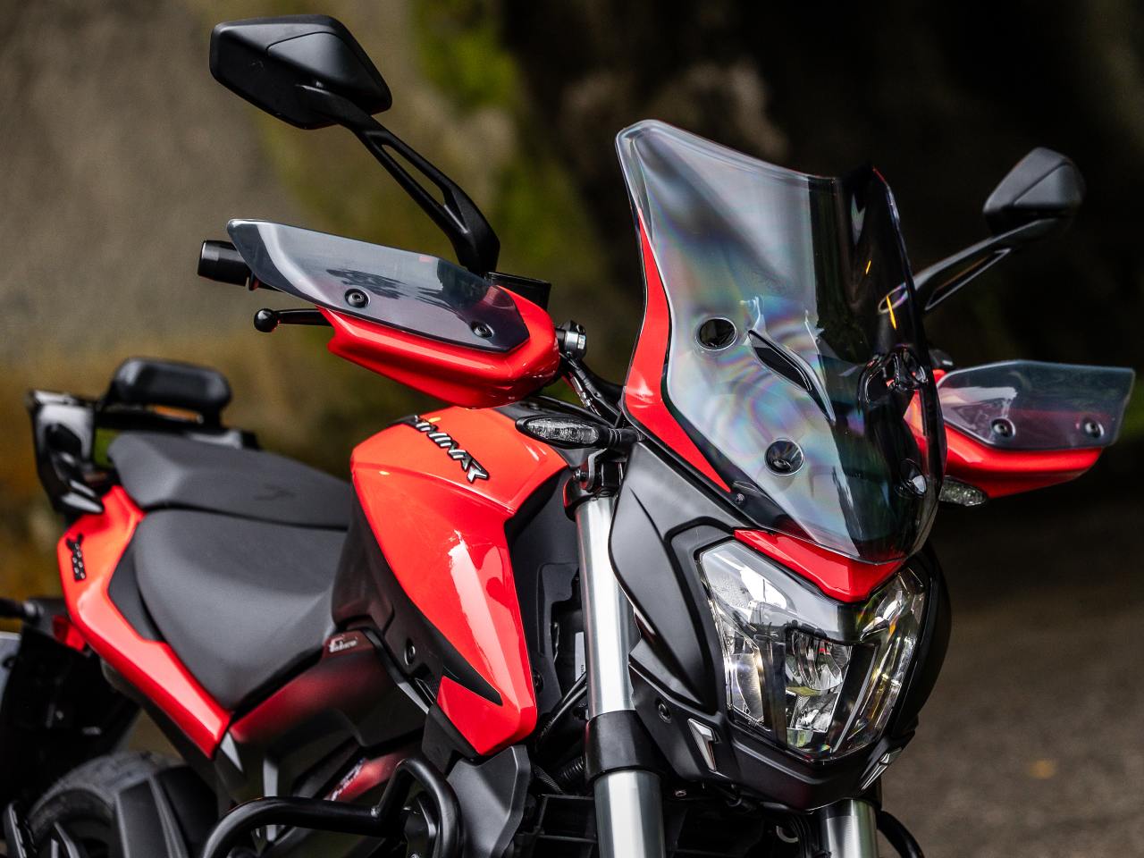 Bajaj Dominar 400 2025 - 3/4 traseira