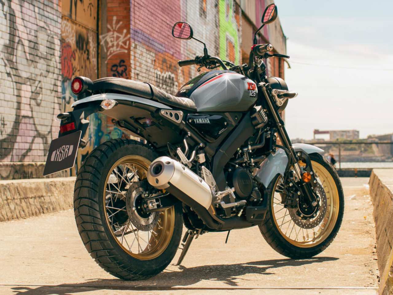 Yamaha XSR125 Legacy 2025 - 3/4 traseira