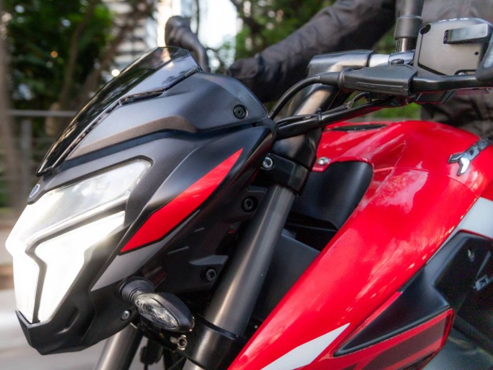 Bajaj Dominar 160 2026 - lateral