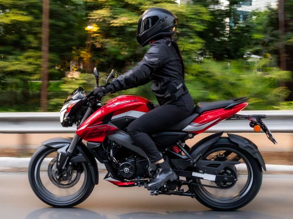 Bajaj Dominar 160 2026 - lateral