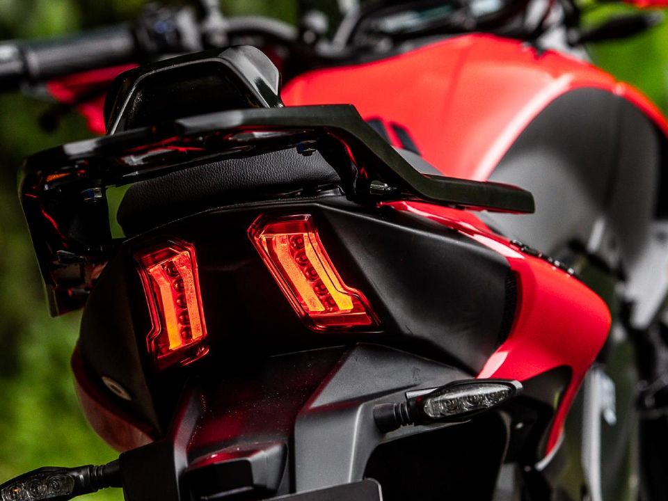 Bajaj Dominar 400 2025 - traseira